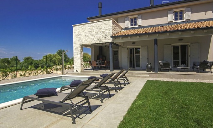 Karlovici Villa | Beautiful Villa in Zminj with Swimming Pool