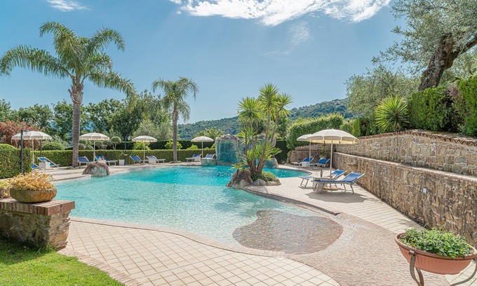 Laureana Cilento Apartment | Beautiful villa surrounded by a large garden