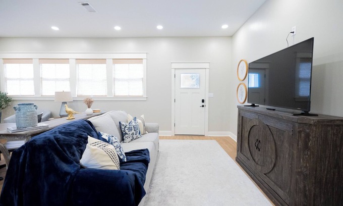 Laurel Ski Chalet | Beautiful Walk to Downtown and Historic District