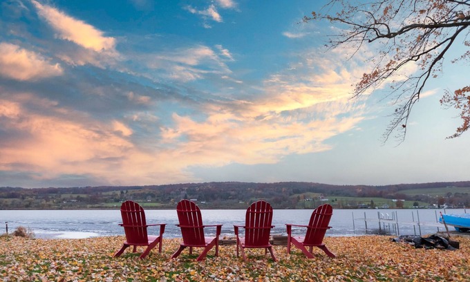 Dundee Cottage | Beautiful Waneta Lake Front Cottage! KAYAKS! Wine Country FLX