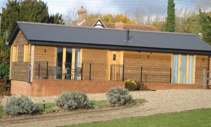 Maidstone Cabin | Beautifull log cabin set on a working farm in the heart of the Kent Countryside