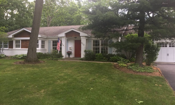 Lake Forest House | Beautifully Decorated Ranch, minutes from Lakefront, Beach and Downtown