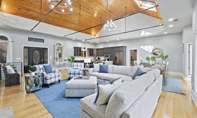 Lake Oconee House | Beautifully Decorated Spacious Home With Great Outdoor Living Area & Quiet Cove!