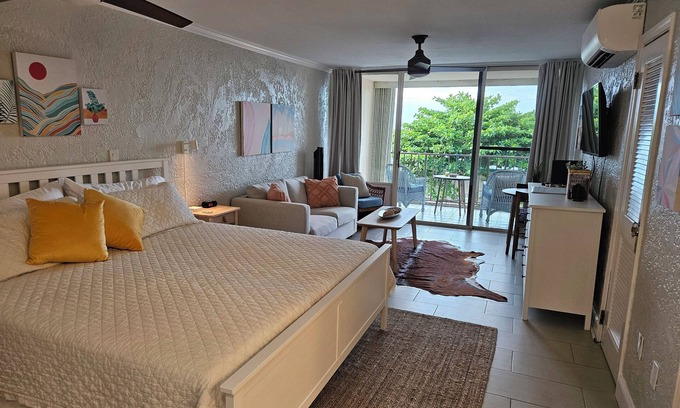 Red Hook Apartment | Beautifully Furnished Studio Minutes From the Beach with King Sized Bed