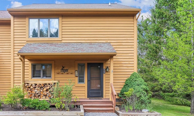Davis Condo | Beautifully redecorated condo offers lots of amenities. Hummingbird Corner!