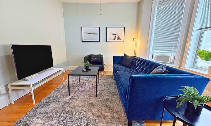 Wrigleyville Apartment | Beautifully Set Up 2BR Space