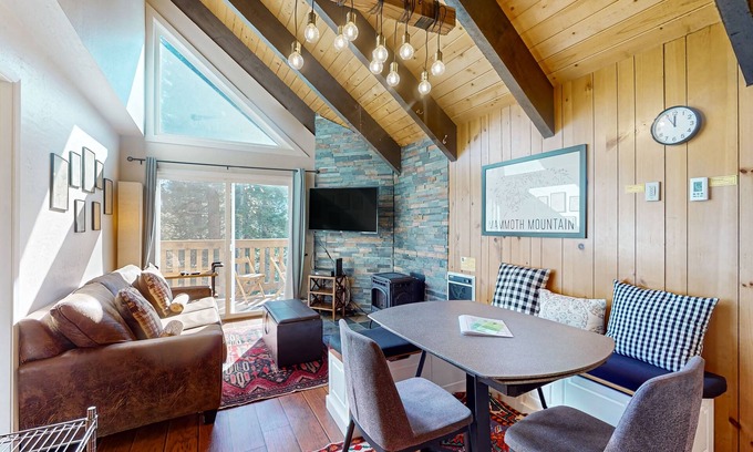 Mammoth Lakes Condo | Beautifully updated townhome with a sauna