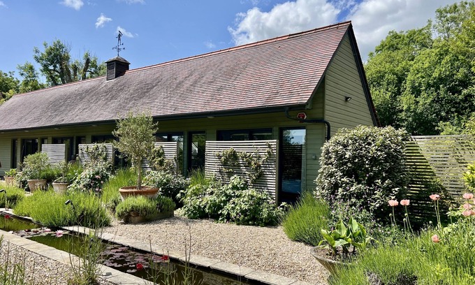 Cerne Abbas House | Beauvoir Court Stables stands within the grounds of Beauvoir Court