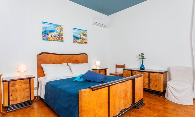 Aci Sant'Antonio Bed & Breakfast | Bed and Breakfast 'Carolea' with Shared Pool, Wi-Fi and Air Conditioning