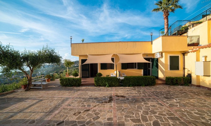 Agropoli Bed & Breakfast | Bed and Breakfast 'Camera Four Vista Cortile' with Shared Terrace, Wi-Fi and Air Conditioning