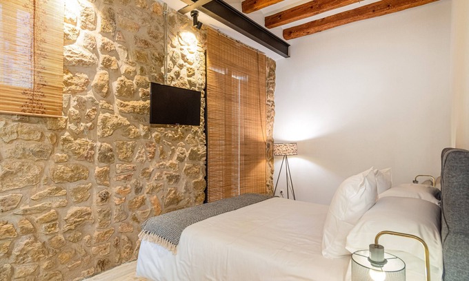 Balaguer Apartment | Bed and Breakfast 'Habitació' with Shared Terrace, Wi-Fi and Air Conditioning