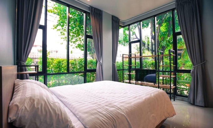 Suan Luang Hotel | Bed Garden 26