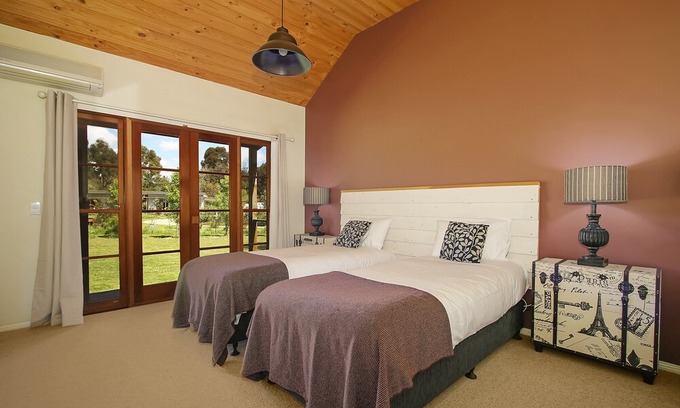 Beechworth Ski Chalet | Beechworth Cedar Cottages - spacious, private 1 Bedroom cottage close to town