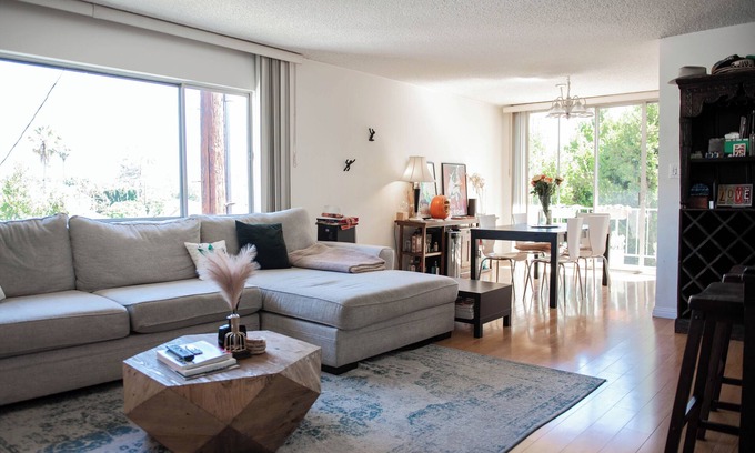 Westwood Apartment | Bel Air & Beverly Hills - Charming & Bright/Top Floor Apartment: 2 Bed & 2 Bath