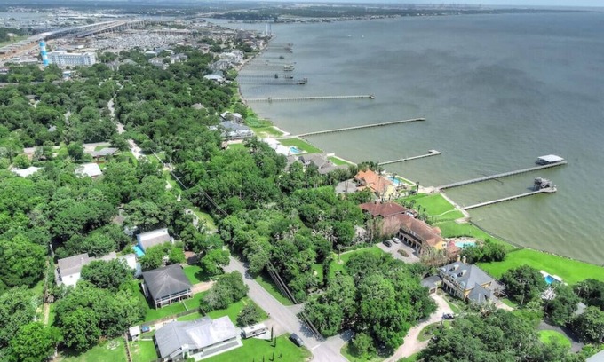 Clear Lake Shores House | Bel · Boardwalk POOL Home w Bikes and Boat Parking