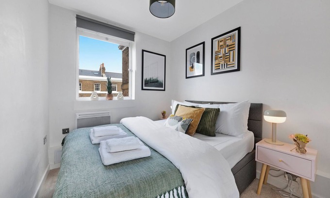 Belgravia Apartment | Belgravia Apartment by MoreThanStays | Lift