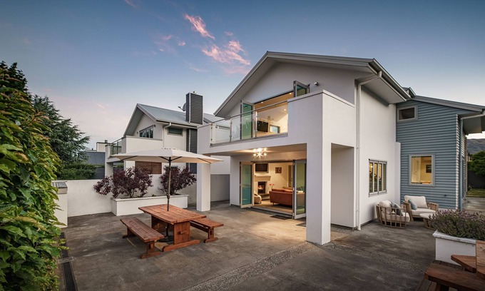 Wanaka House | Bella's Place: Location, style, comfort, spacious & pet friendly