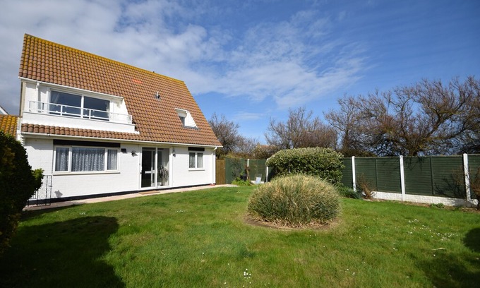 Selsey Cottage | Bella Vista, Selsey - a family house that sleeps 8 guests in 4 bedrooms
