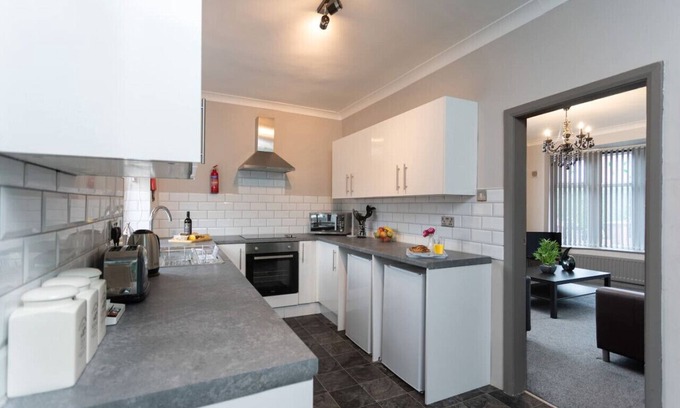 Middlesbrough House | Belvedere House - Sleeps up to 8 - Free Parking