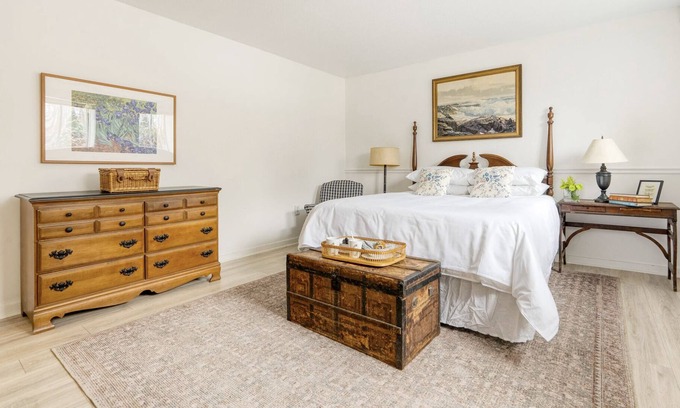 Egremont House | Benjamin Room at Egremont Village Inn by AvantStay | Live Music & Bar