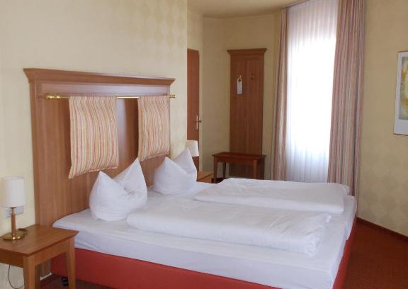 Loebau Hotel | Berg-Gasthof Honigbrunnen