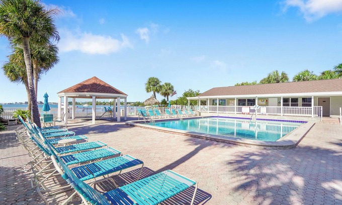 Bayview Condo | Bermuda Bay St. Petersburg Waterfront Pool 53J