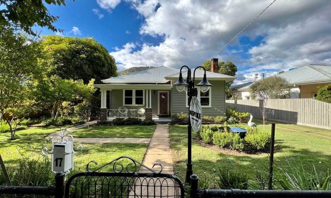 Bright House | Bespoke Holiday House. Central location on Delany Avenue in Bright. Dog friendly