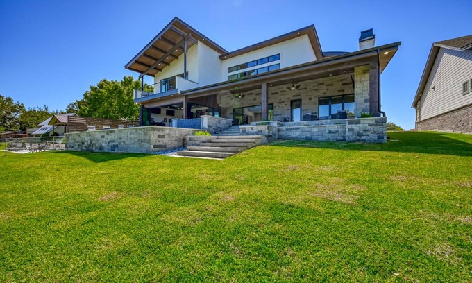 Kingsland House | BEST ARM OF THE LAKE! 6 BR/5 1/2 BA, SLEEPS 14, POOL/SPA, COVERED DOCK W LIFT