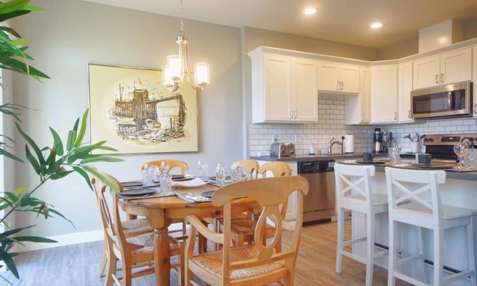 Parkland House | Best House in Parkland. 4br Sleeps 10. Brand New!