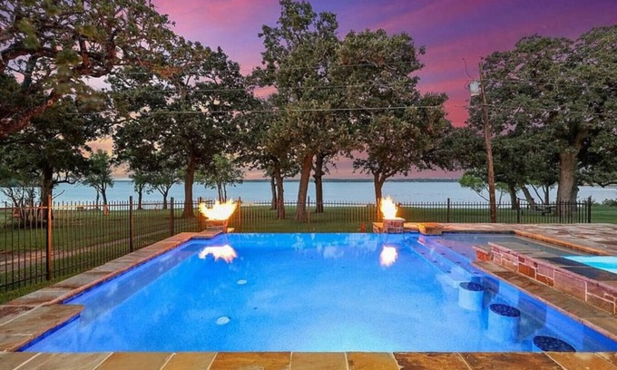 Denton House | BEST LAKEHOUSE on LEWISVILLE Lake with POOL/SPA