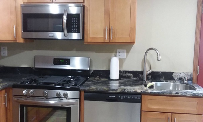 Des Moines House | Best location in Des Moines WA -Full kitchen, Strong Wi-Fi, Close to everything!