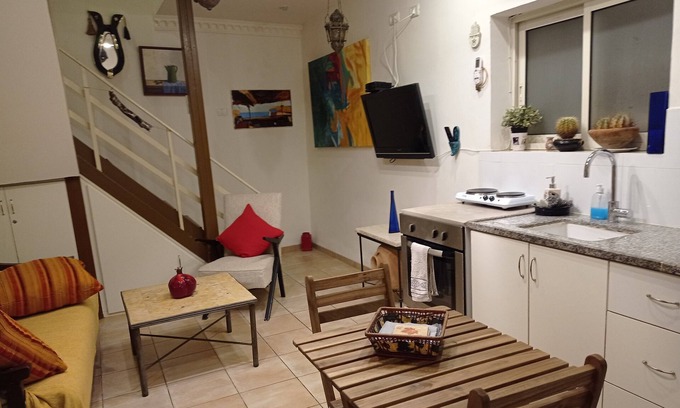 Haifa Apartment | BEST LOCATION in Downtown:restaurants,cafes,Bahaii gardens,beaches,train station