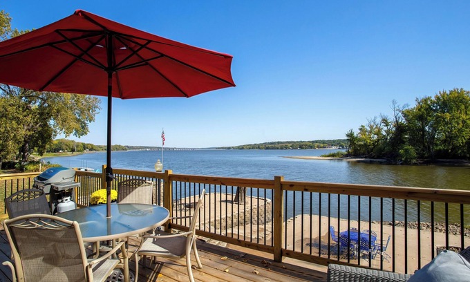Lynn Center House | Best Mississippi River Views! Fully updated riverfront home. Sleeps 6.