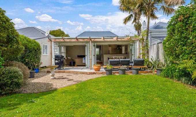 Devonport House | Best of Both Worlds` Gorgeous Villa near Beaches