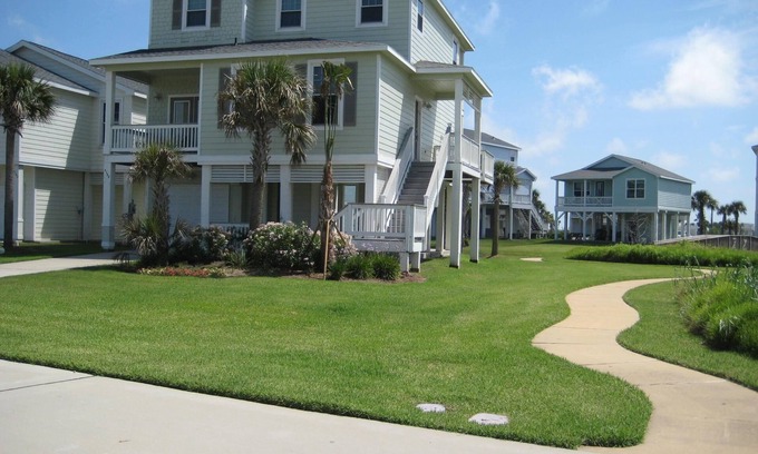 Galveston Cottage | Best price, best location: 3 minute walk to the beach: Inquire now.