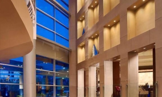 Uptown Hotel | Best Value, Quality Stay! With Swimming Pool, Pets Allowed, Close to Bayou Bend