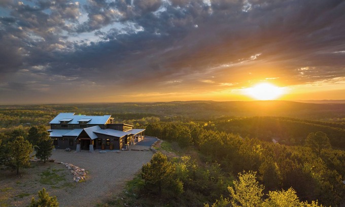 Broken Bow Cabin | Best Views in Broken Bow/Pool Table/Hot Tub/Fire Pit/Epic Rain Shower/Arcade