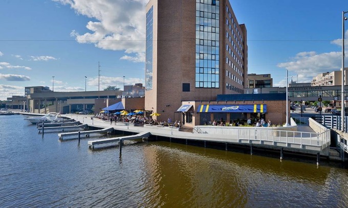 Oshkosh Hotel | Best Western Premier Waterfront Hotel & Convention Center