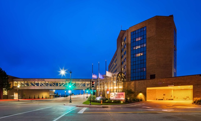 Oshkosh Hotel | Best Western Premier Waterfront Hotel & Convention Center