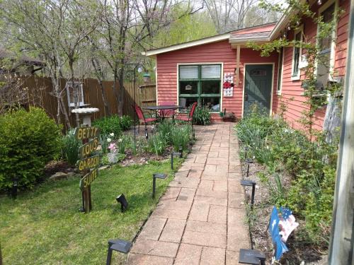 Nashville Bed & Breakfast | Betty Lous Garden