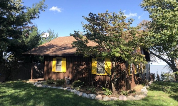 Applegate Cabin | Betty’s Bluff- a fully equipped Great Lakes escape