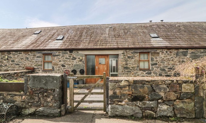Brynrefail Cottage | BEUDY MAWR, pet friendly, character holiday cottage in Y Felinheli
