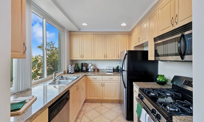 Beverly Hills Apartment | Beverly Hills Oasis 2 BR Apt, Parking, Pool Access