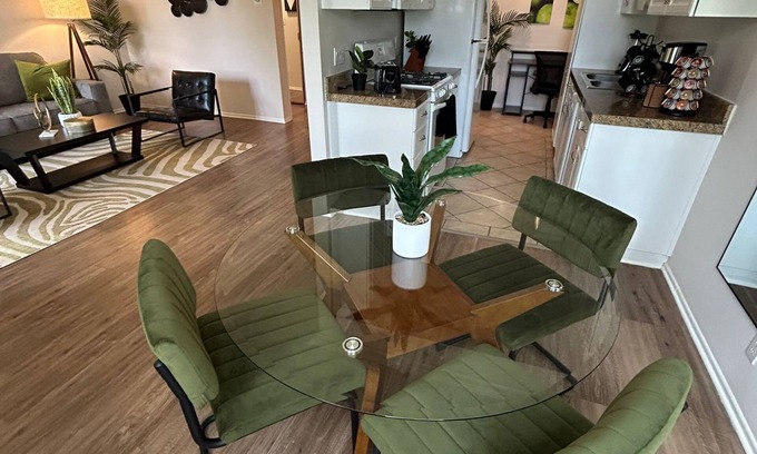 Beverly Hills Apartment | Beverly Hills Vibe 1 BR Apt + Parking, Pool Access