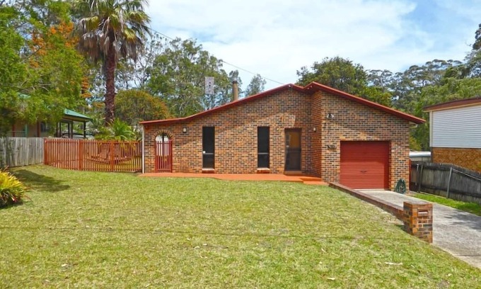 Callala Bay House | Big Backyard - BBQ - Spa Bath
