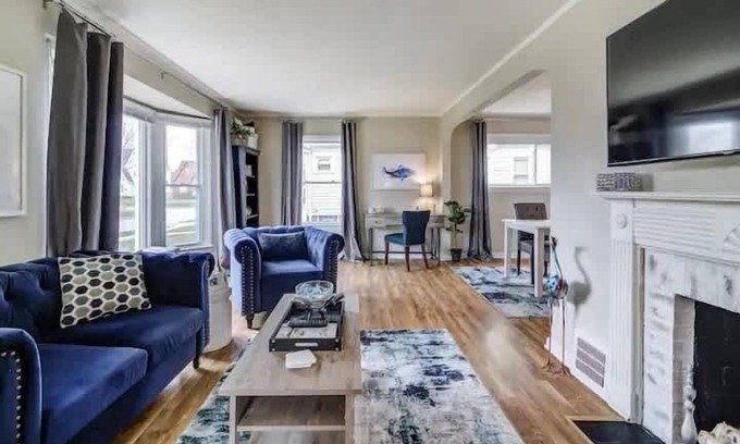 Cleveland House | Big Blue Dog - Pet Friendly - Big Yard