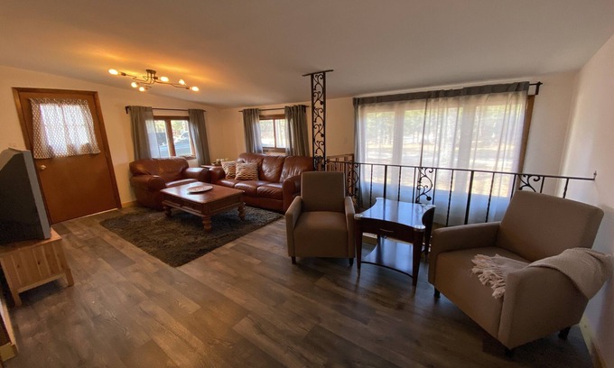 Friendship House | *BIG*Family Vacation Home.Fast WiFi!Great Location! 30 Min from Dells! UPDATED!