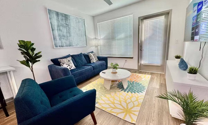 Southside Apartment | Big Lux King Bed Balcony Pool Gym Southside I95