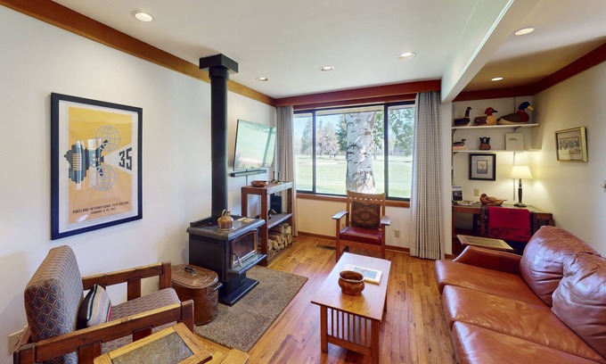 Black Butte Ranch Condo | Big Meadow 18th Hole with optional golf privileges, Black Butte views