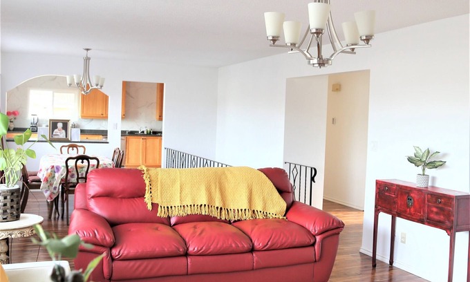 Colwood House | Big Ocean Breeze House close to Park and University